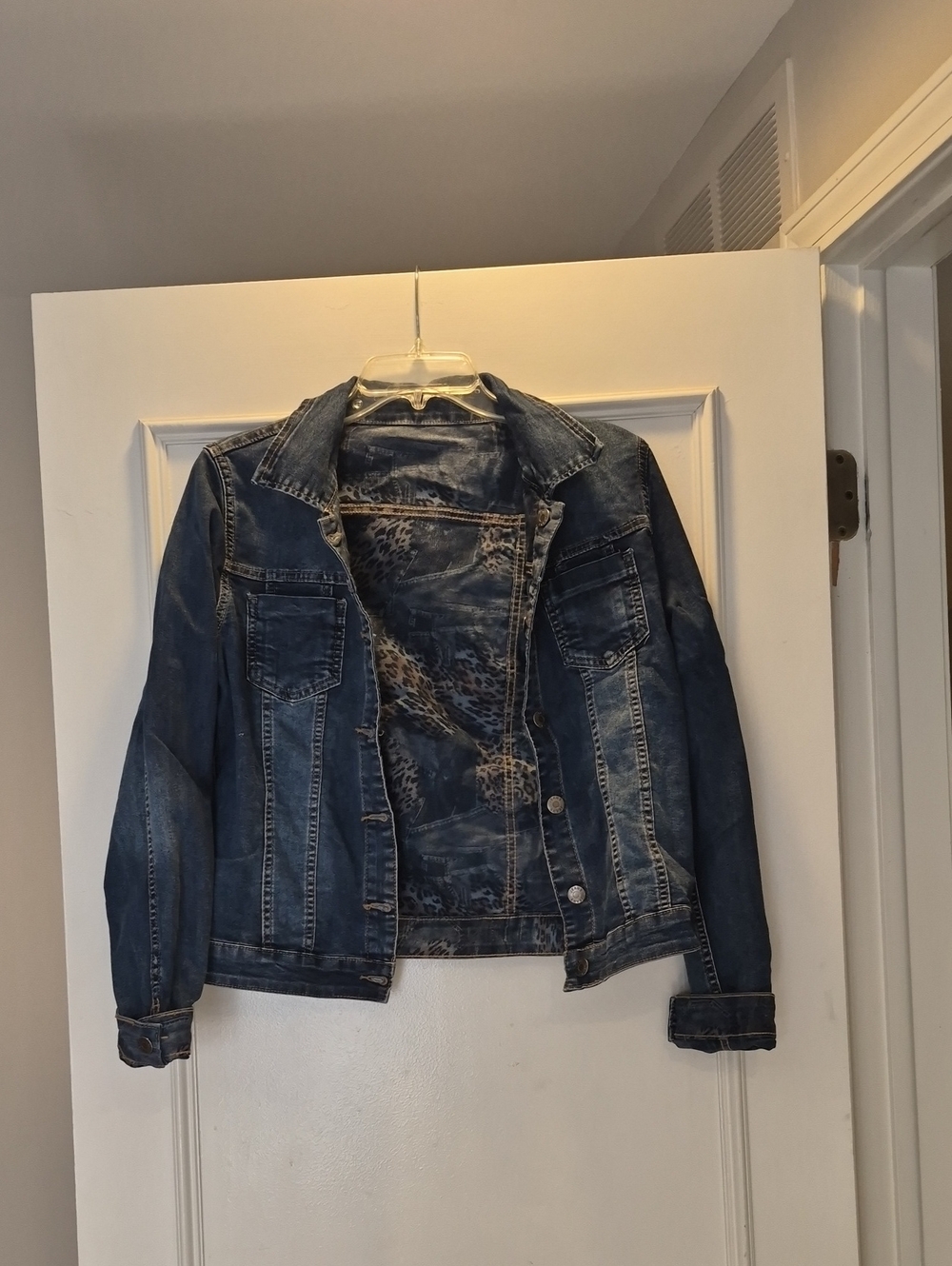 Classic Blue Denim Jacket with Leopard-Print Lining